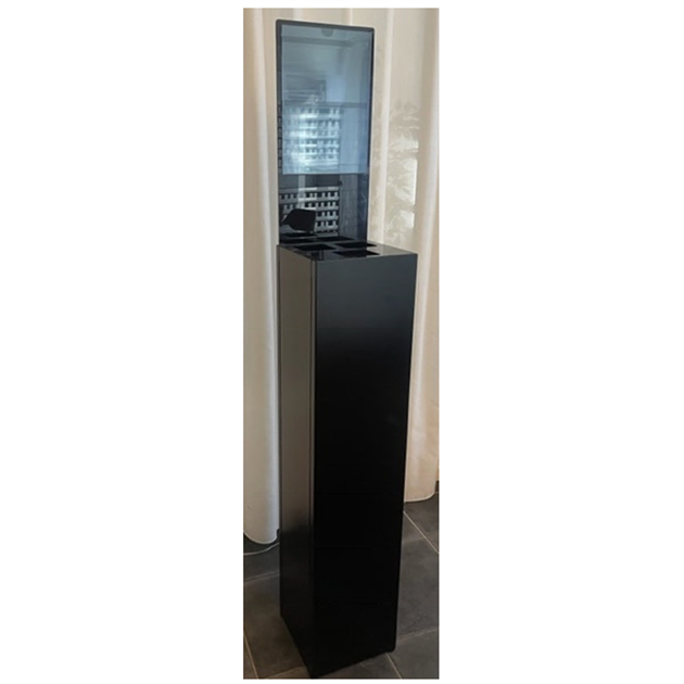 Podium in metal for syrup display